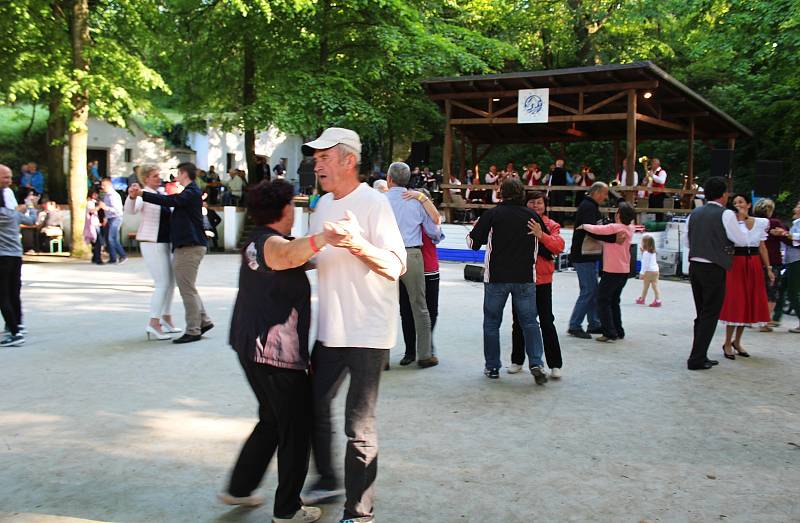 Šestý ročník Festivalu dechových hudeb v historickém sklepním areálu v Petrově.