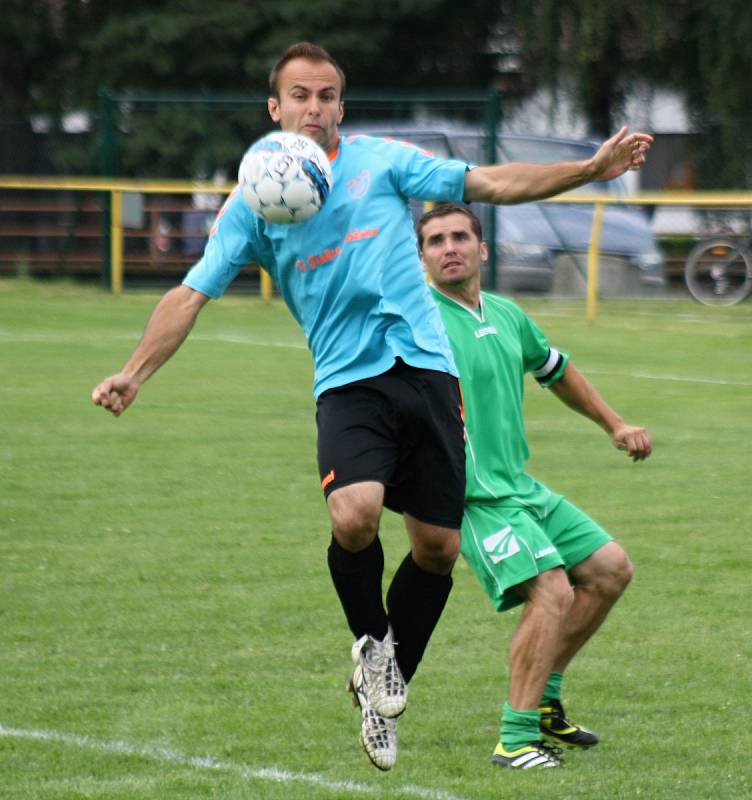 Fotbalisté Petrova (v modrožlutých dresech) v neděli uspořádali pohárový turnaj. Z vítězství se radoval Radějov. Sudoměřicím nepomohli ani známí hokejisté Vladimír Vlk, Martin Hujsa a Zdeněk Jurásek.