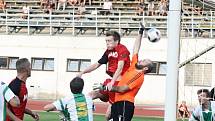 Hodonínští fotbalisté (v červených dresech) ve vloženém 15. kole divize D porazili Bzenec 2:0 a osamostatnili se v čele tabulky. Derby na stadionu U Červených domků sledovalo 520 diváků.