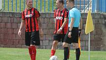 Hodonínští fotbalisté (v červenočerných dresech) oslavili po zápase s Velkou Bíteší postup do třetí ligy.