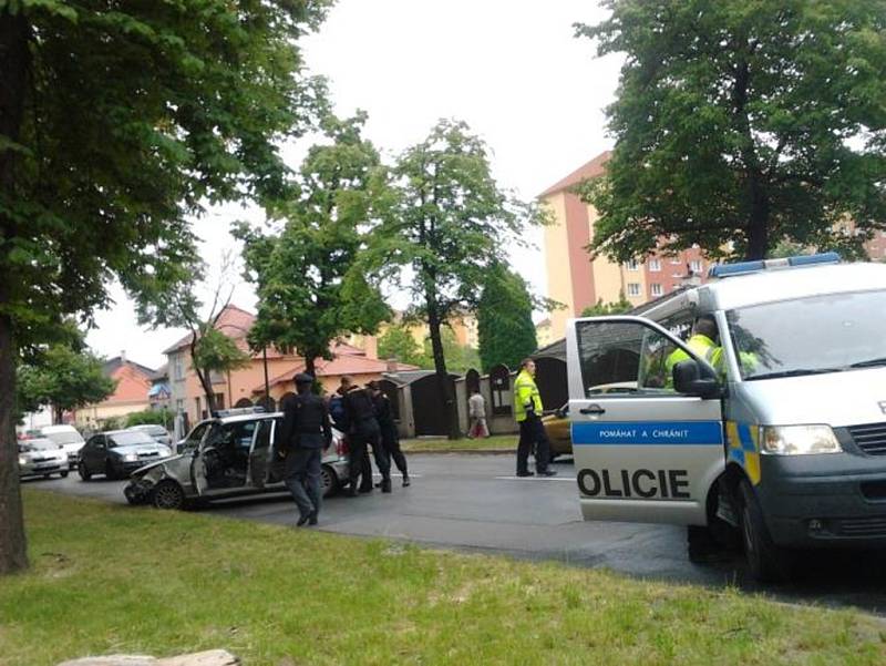 V ulici Brněnská muže policisté zablokovali a následně zadrželi.