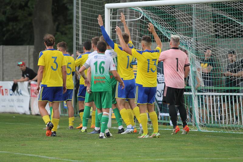 Fotbalisté Bzence (v zelených dresech) podlehli Baťovu 1:2.