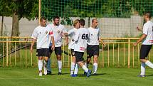 Fotbalisté rezervy Dubňan (v bílých dresech) si ve finále Okresního poháru poradili s Vlkoší.ra