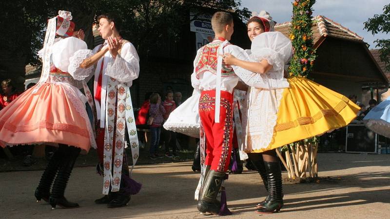 V Prušánkách k vínu a burčáku z otevřených sklepů zahrála dechová kapela a cimbálová muzika.