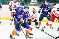 Hodonínští hokejisté (v modrooranžových dresech) ve 30. kole druhé ligy neudrželi vedení a v Opavě gólem z poslední minuty smolně prohráli 2:3.