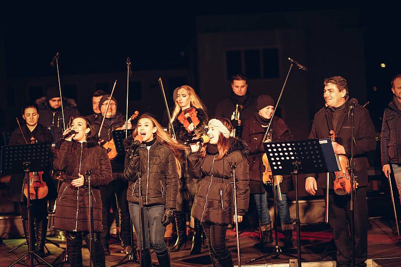 Na adventních koncertech ze střechy vystoupili například Fčeličky ze Strážnice, paní učitelka ze Základní umělecké školy Kyjov Alena Kučerová,  Mužský sbor z Kyjova a Dětské kočovné divadýlko Kyjov Pavla Růžičky.. FOTO: Archiv pořadatele