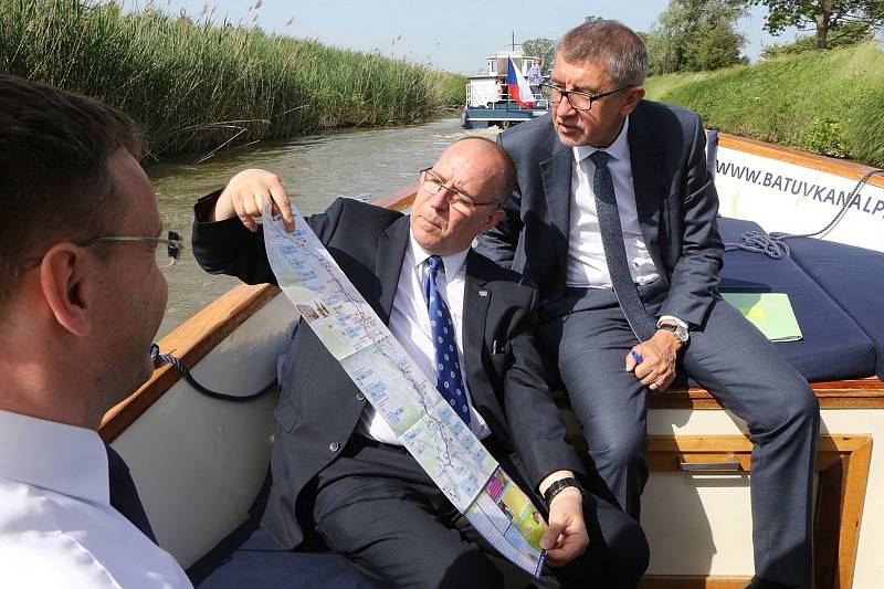 Návštěvu jižní Moravy zahájil předseda vlády Andrej Babiš v Petrově na Hodonínsku, odkud se plavil ve člunu. Slíbil prodloužení vodního díla.