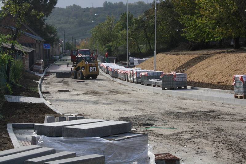 Pohled na jednotlivé části nové lokality Spálený v Dambořicích. Obec zde chystá parcely pro pětasedmdesát rodinných domů.