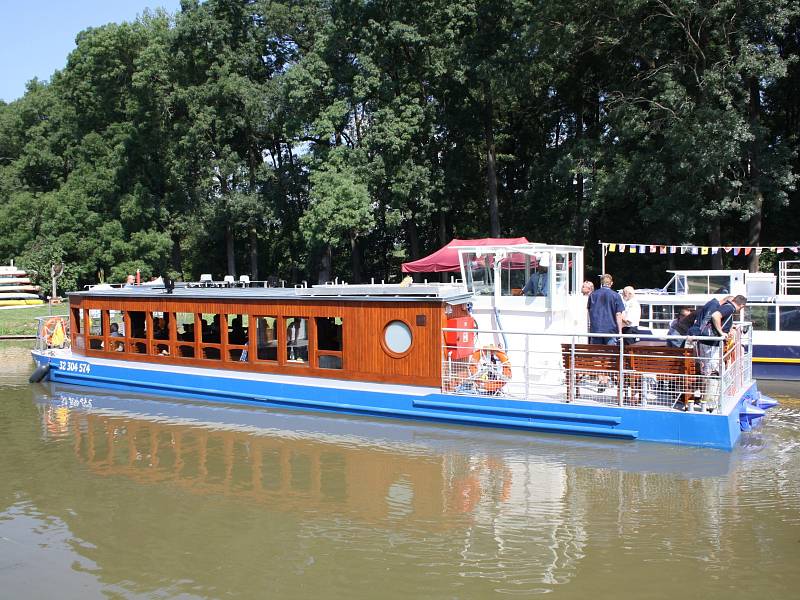 Vnorovy mají novou loď. Nedělá vlny a tak zbytečně neničí břehy řeky. Noe, jak se plavidlo jmenuje, sveze až padesát pasažérů.