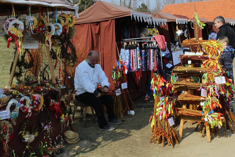 Návštěvníci skanzenu ve Strážnici pletli pomlázky a vynášeli Morenu