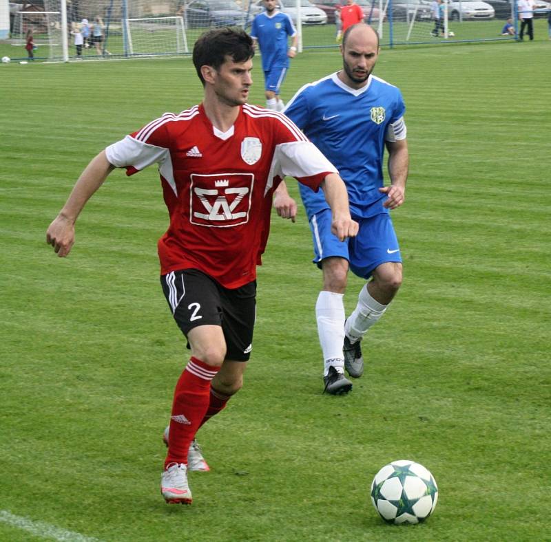 Fotbalisté Blatnice (v červených dresech) v 1. A třídě skupině B prohráli s Ratíškovicemi 2:3. Výhru hostů trefil záložník Dominik Jankůj.