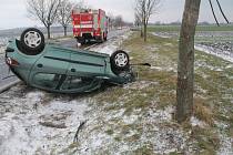 Za hustého sněžení na namrzlé vozovce dostala řidička smyk u Blatnice, auto skončilo na střeše.
