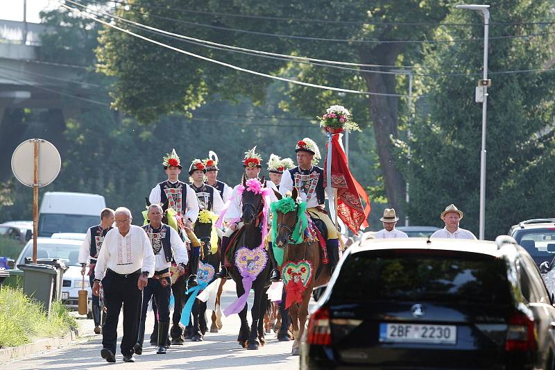 Kyjovští slavili jubilejní Slovácký rok. Stovku vítali hudbou, vínem a koňskou jízdou sedmičlenného skoronského banderia.