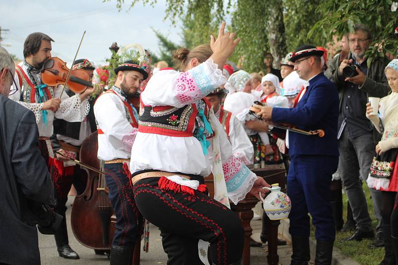 Nedělní hodový průvod ke stárkovi ve Vacenovicích.