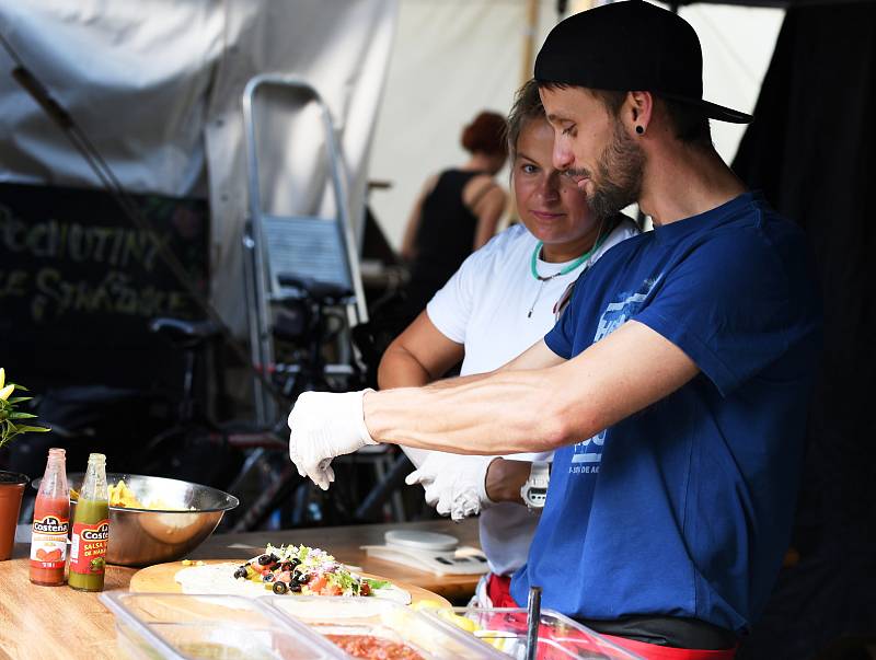 Jedenáctý ročník multižánrového festivalu Svátek bláznů ve Veselí nad Moravou.