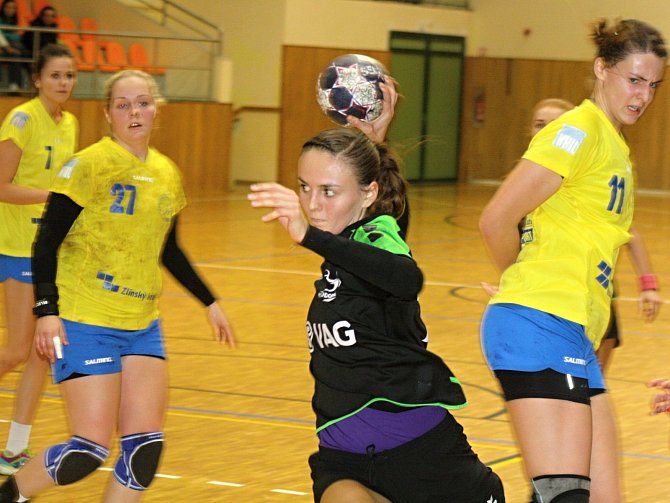 Hodonínské házenkářky (v černozelených dresech) prohrály ve čtvrtfinále Českého poháru žen s favorizovaným Zlínem 23:36 a v soutěži skončily. 