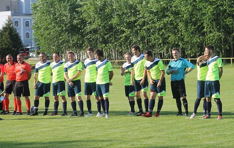 Sto let kopané v Čejči oslavili tamní fotbalisté (v zelených dresech) exhibičním utkáním proti Sigi teamu.