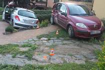 Mladý řidič pod vlivem drogy naboural v Čejkovicích do zaparkovaného auta před domem.