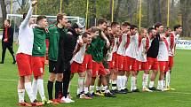 Fotbalisté Hroznové Lhoty (bíločervené dresy) v televizním duelu přehráli Vnorovy 5:1. Zápas na Zelničkách sledovalo 1500 diváků. Foto: Jaroslav Kicl