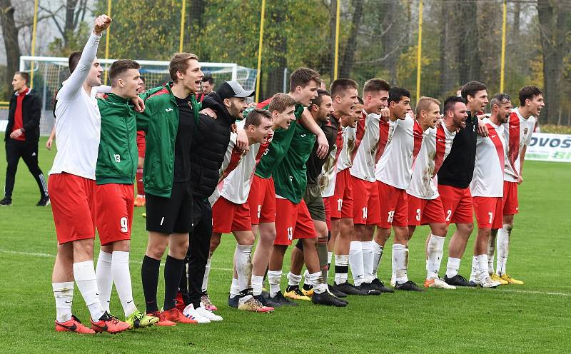 Fotbalisté Hroznové Lhoty (bíločervené dresy) v televizním duelu přehráli Vnorovy 5:1. Zápas na Zelničkách sledovalo 1500 diváků. Foto: Jaroslav Kicl