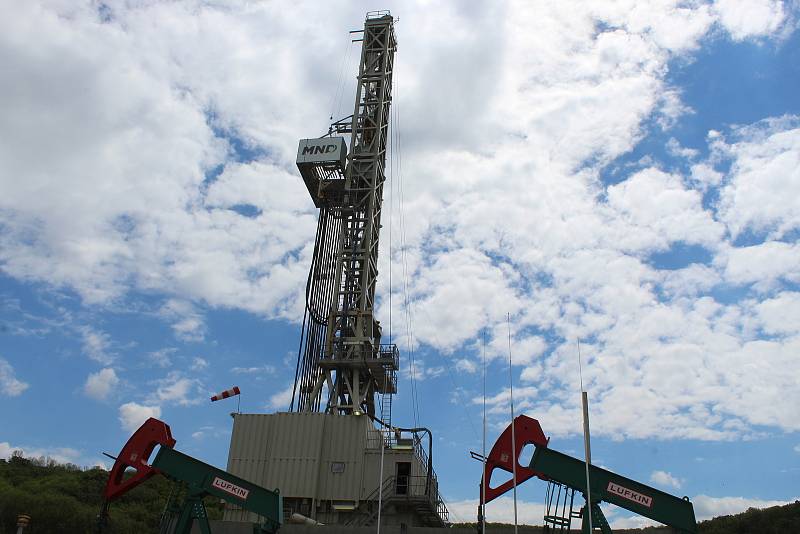 Průzkumný vrt Klobouky 5. Cílem je ložisko ropy a zemního plynu. Projektovaná hloubka 3,7 km, aktuálně dosažená 3,3 km.