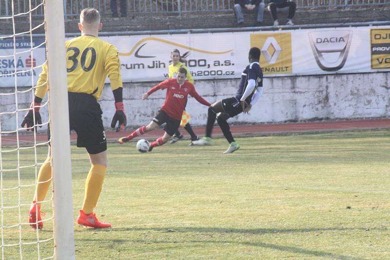 Fotbalisté Hodonína (červené dresy) vstoupili do prvního jarního duelu výhrou nad Vyškovem 4:1. Trenér Polách má za sebou parádní premiéru na lavičce naftařů.