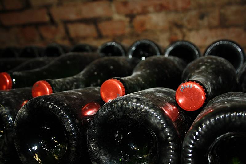 Bzenecká pouť začíná. Zámecké vinařství Bzenec umožňuje návštěvníkům nahlédnout do svých sklepů. Ty zahrnují i historickou část pod zámkem.