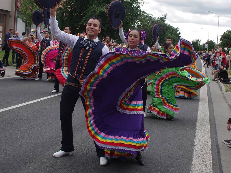 Strážnice o víkendu žila třiasedmdesátým folklorním festivalem. Diváci tleskali i barevné podívané, kterou předváděli hosté z Mexika.