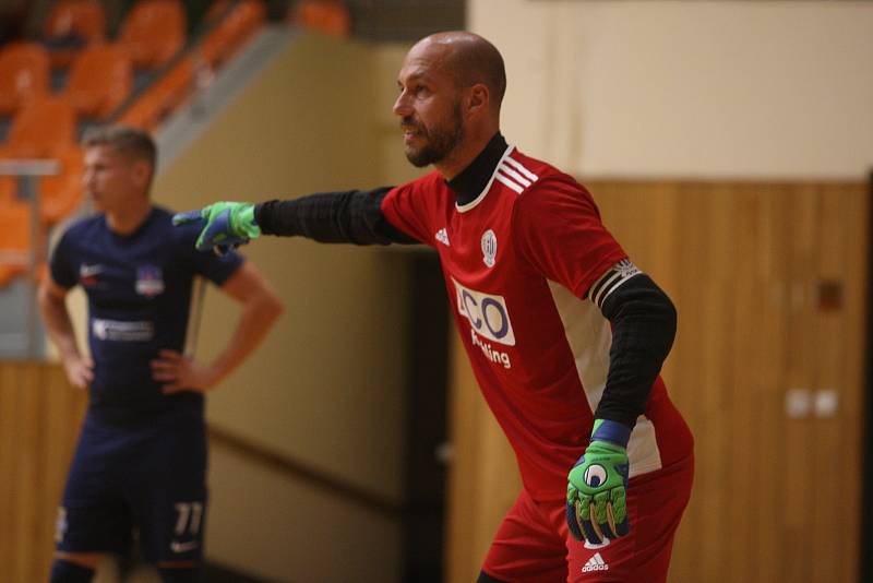 Hodonínští futsalisté (tmavě modré dresy) v osmifinále poháru zdolali prvoligové České Budějovice 8:3 a postoupili mezi nejlepších osm týmů.