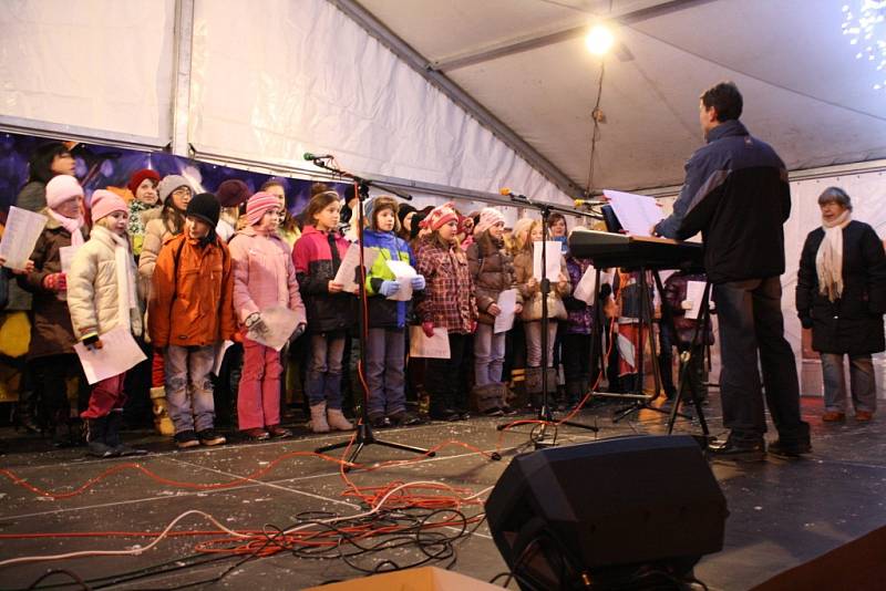 Ve středu 12.12.2012 se ve dvaasedmdesáti městech České republiky uskutečnila od osmnácti hodin akce Česko zpívá koledy. Uspořádaly ji redakce regionálních Deníků. Redakce Hodonínského deníku Rovnost akci připravila přímo v Hodoníně.