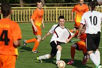 Fotbalisté Hovoran (v oranžovém) přehráli ve čtvrtfinále okresního poháru Starý Poddvorov 4:0. 