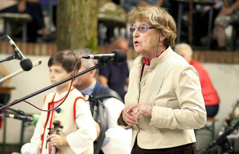 Šestnáctý ročník folklorního festivalu Senioři v petrovských Plžích. V hlavním pořadu nazvaném Senioři jak víno vystoupily soubory z Moravy i Slovenska.