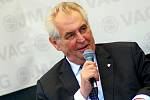 Prezident Miloš Zeman v Hodoníně. V areálu Jihomoravské armaturky debatoval i se zaměstnanci firmy.