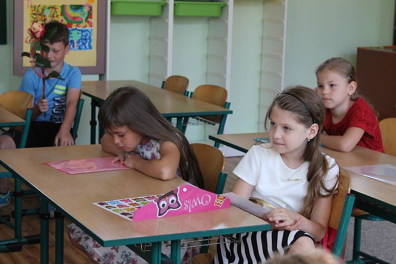 Žáci třídy 1.C hodonínské školy U Červených domků dostali své první vysvědčení. Foto: Denik/Kateřina Helešicová
