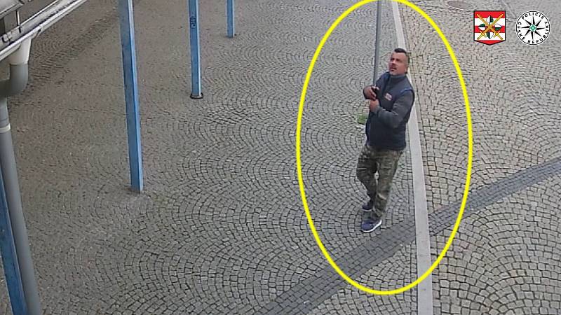 Policistům se podařilo získat kamerové záznamy. Jsou na nich dva důležití svědci, kteří se v inkriminovanou dobu nacházeli v blízkosti surového napadení.