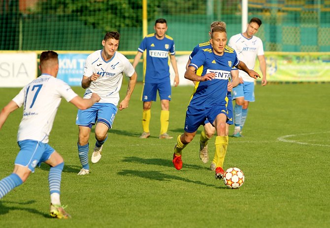 Fotbalisté Ratíškovic (v modrém) porazili 2:0 Bosonohy.