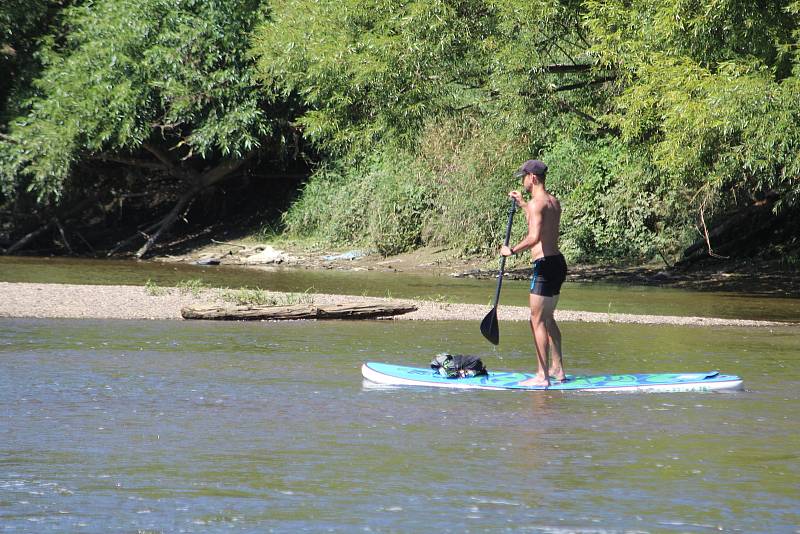 Rekordní vedro bylo v pátek před polednem znát i na řece Moravě u Strážnice na Hodonínsku.