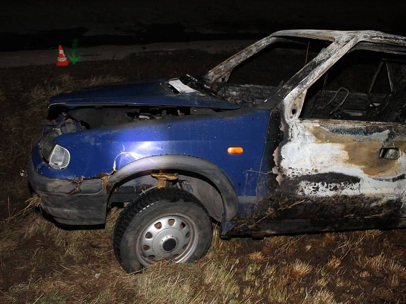 Řidič modré Škody Felicie jel ve směru od Kyjova. Zatím není jasné proč, ale vyjel mimo silnici, kde se vyboural. Auto poté začalo hořet.