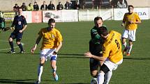 Fotbalisté Mutěnic (ve žlutém) porazili v derby vedoucí Bzenec 1:0. Jediný gól šlágru 16. kola krajského přeboru vstřelil v 15. minutě domácí záložník Lukáš Koplík. Atraktivní duel sledovalo 480 diváků.