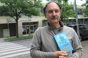 Spisovatel Petr Gruber představuje svoji novou knihu Policajtem snadno a rychle.