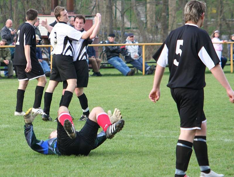 Okresní přebor: Sokol Radějov (v černém) vs Spartak Svatobořice-Mistřín