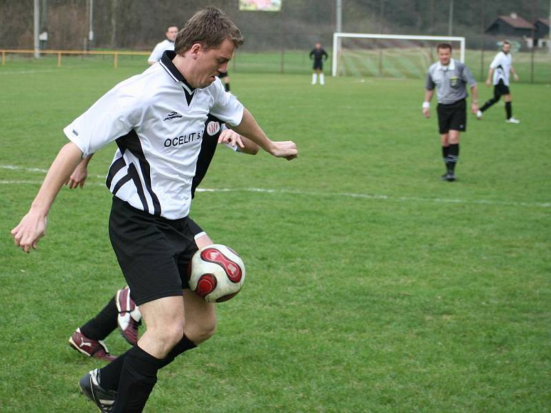 Okresní přebor: Sokol Radějov (v černém) vs Spartak Svatobořice-Mistřín