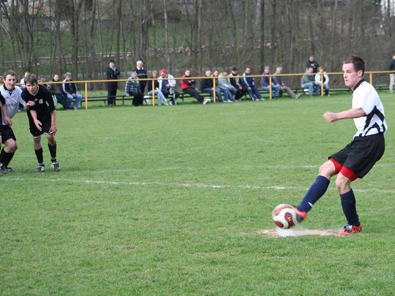 Okresní přebor: Sokol Radějov (v černém) vs Spartak Svatobořice-Mistřín