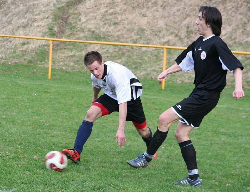 Okresní přebor: Sokol Radějov (v černém) vs Spartak Svatobořice-Mistřín