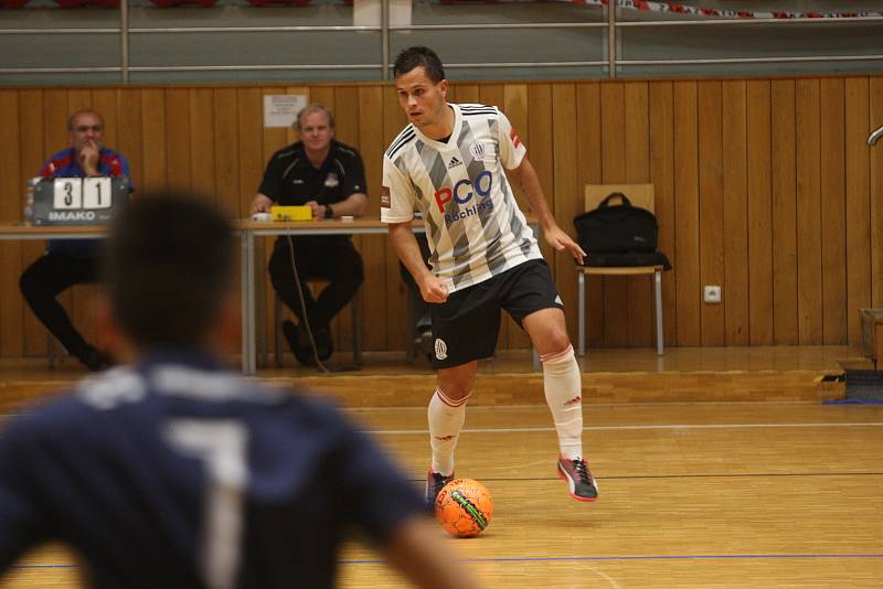 Hodonínští futsalisté (tmavě modré dresy) v osmifinále poháru zdolali prvoligové České Budějovice 8:3 a postoupili mezi nejlepších osm týmů.