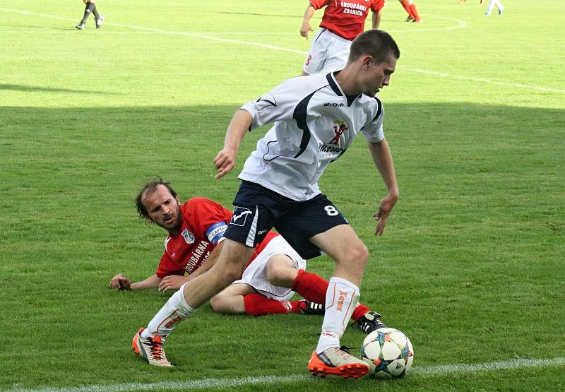 Fotbalisté Šardic (v červených dresech) přestříleli v prvním předkole krajského poháru rivala z Kyjova 5:4 a postoupili do další fáze jihomoravské soutěže.