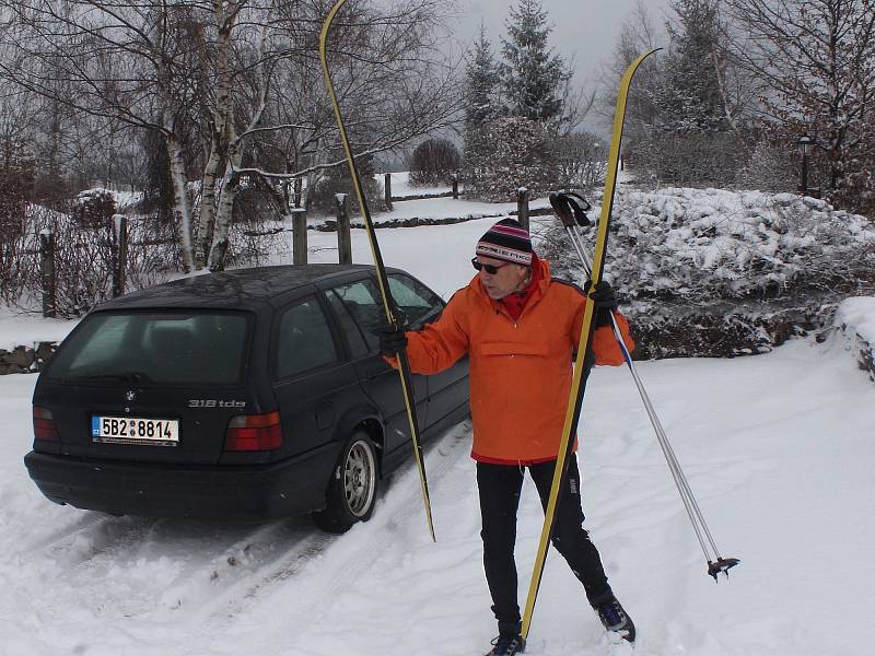 Na Blanensku připadl další sníh. Na běžkách se jezdí u Suchého, Benešova, Kořence nebo Sloupu. Skútrem upravené stopy ale chybí.