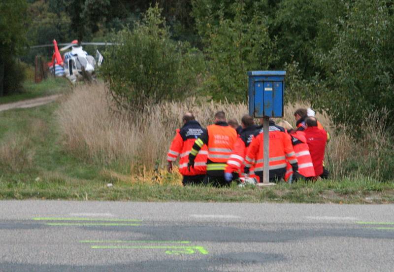 U Svinošic zemřel po střetu s autem čtyřiačtyřicetiletý motorkář.