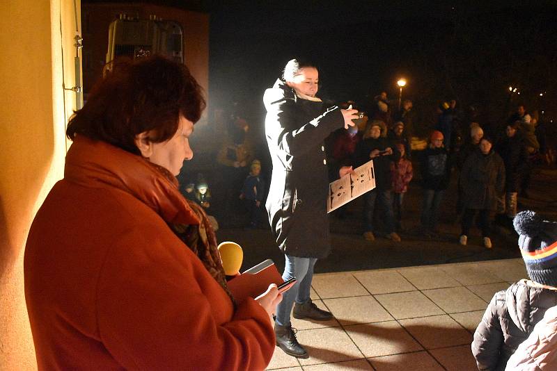 Do akce Deníku Česko zpívá koledy se pravidelně zapojují v Adamově na Blanensku. Zatím nevynechali ani jeden ročník. Ve středu večer zpívali před tamním kulturním domem školáci ze 2. a 6. B.