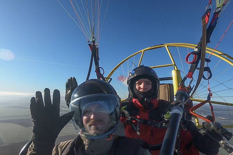 Adamovský farář Pavel Lazárek se léta věnuje létání na motorovém paraglidovém křídle. To později vyměnil za motorové rogalo. Foto: se souhlasem Pavla Lazárka